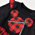 languota-suknele-su-mikes-aplikacija-ir-priutais-sparniukais-juoda-raudona-kaledoms-mergaitei-rubai-vaikams-aplikacija-drugeliukai.lt