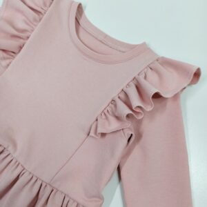 trikotazine-suknele-mergaitei-su-sperneliais-ant-peciu-pelenu-rausva-ilgomis-rankovemis-peciai-drugeliukai