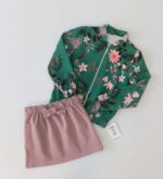 trikotazinis-derinukas-mergaitei-bomberis-ir-sijonas-pasipuosti-zalios-ir-pelenu-levandos-spalvos-priekis.-drugeliukai