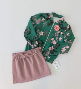 trikotazinis-derinukas-mergaitei-bomberis-ir-sijonas-pasipuosti-zalios-ir-pelenu-levandos-spalvos-priekis.-drugeliukai