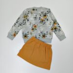 trikotazinis-derinukas-mergaiteo-bomberis-ir-sijonas-pasipuosti-pilkos-ir-garstyciu-spalvos-nugara-drugeliukai