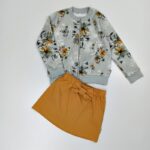 trikotazinis-derinukas-mergaiteo-bomberis-ir-sijonas-pasipuosti-pilkos-ir-garstyciu-spalvos-priekis-drugeliukai