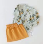 trikotazinis-derinukas-mergaitei-bomberis-ir-sijonas-pasipuosti-pilkos-ir-garstyciu-spalvos-priekis.-drugeliukai