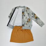 trikotazinis-derinukas-mergaiteo-bomberis-ir-sijonas-pasipuosti-pilkos-ir-garstyciu-spalvos-vidus-drugeliukai