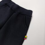 Juodos kelnės su pūkeliu - Image 2